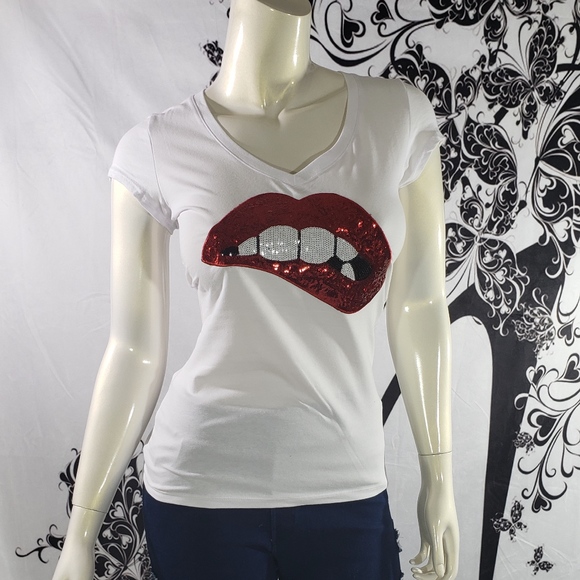 Hot Possessions Tops - Short Sleeve V Neck T shirt W/ Lips